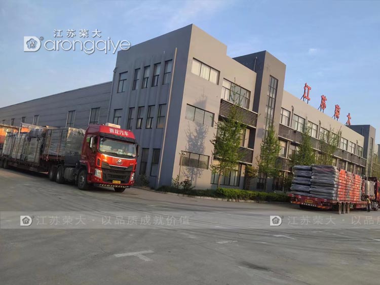 河南公交站臺兩車齊發配圖一