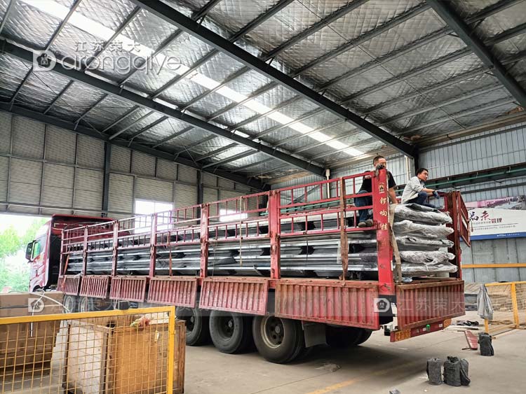 浙江智能候車(chē)亭正在裝車(chē)